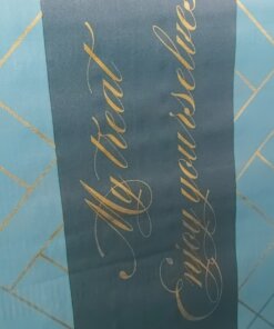MANTEL EN ROLLO DE FRASES AZUL OSCURO 1.37*20M