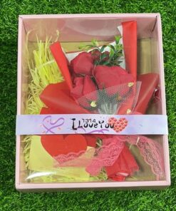 RAMO DE 3 ROSAS EN CAJA 1UND