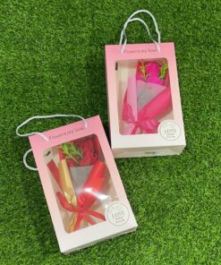 RAMO DE 3 ROSAS EN CAJA LOVE 1UND