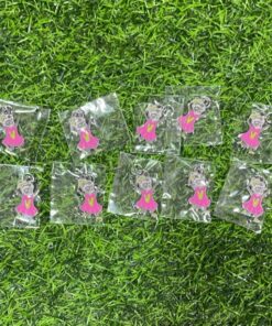 CHARM DE ACERO DISEÑO NIÑA Y LETRA ¨V¨ 1UND (10PCS)