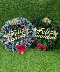 CORONA NAVIDEÑA CON NIEVE BLANCA DE FELIZ NAVIDAD 30.5CM 1UND