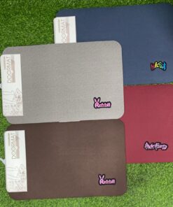 ALFOMBRA RECTANGULAR DE COLOR LISO CON LETRA 37.5*57 1UND