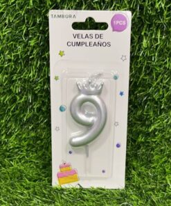 VELA NUMÉRICA CON CORONA COLOR PLATEADA #9 6.8CM 1UND