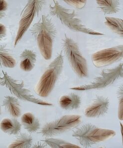 MANTEL EN ROLLO DE TRANSPARENTE CON DISEÑO PLUMAS COLOR CREMA 1.37*20M 1UND