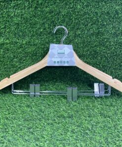 GANCHO MADERA PARA ROPA CON PRENSA 45CM 1UND (3PCS)