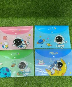 CARPETA CON BOTON DE ASTRONAUTA 35*25CM 1UND