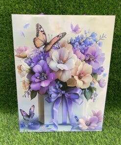 BOLSA REGALO MORADA DE FLOR Y MARIPOSA 32*25*12CM 1UND