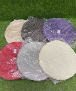 INDIVIDUAL REDONDO CON DISEÑO TRENZADA DE COLOR LISO 38CM 1UND